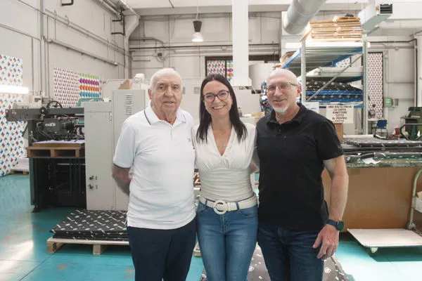 Lavoratore che verifica le stampe tramite una luce di sfondo